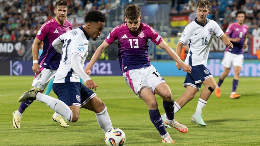 Omari Hutchinson (l.) im Zweikampf mit Gladbach-Youngster Lukas Ullrich (r.) beim U21-EM-Gruppenspiel am 18. Juni 2025.