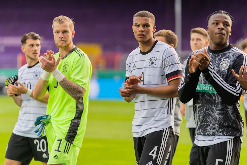 Malick Thiaw und Armel Bella-Kotchap applaudieren den Fans.