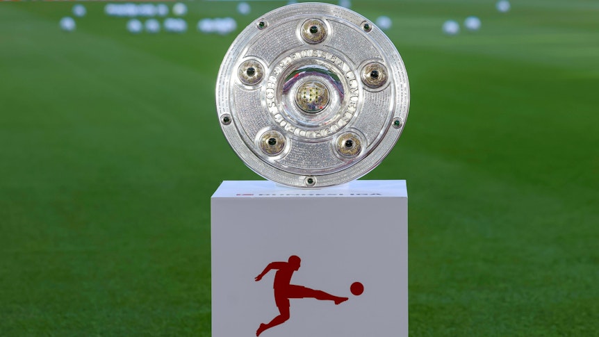 Die Meisterschale für den Deutschen Meister steht auf einem Tisch.