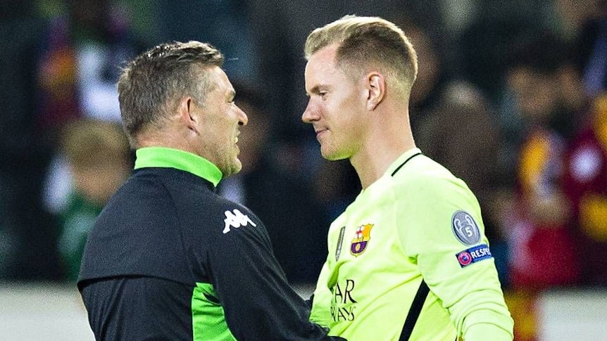 Uwe Kamps und Marc-André ter Stegen begrüßen sich vor einem Spiel in der Champions League.