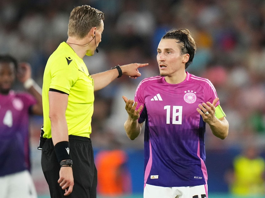 Deutschlands Rocco Reitz diskutiert im FInale der U21-EM mit Schiedsrichter Sander van der Eijk aus den Niederlanden.