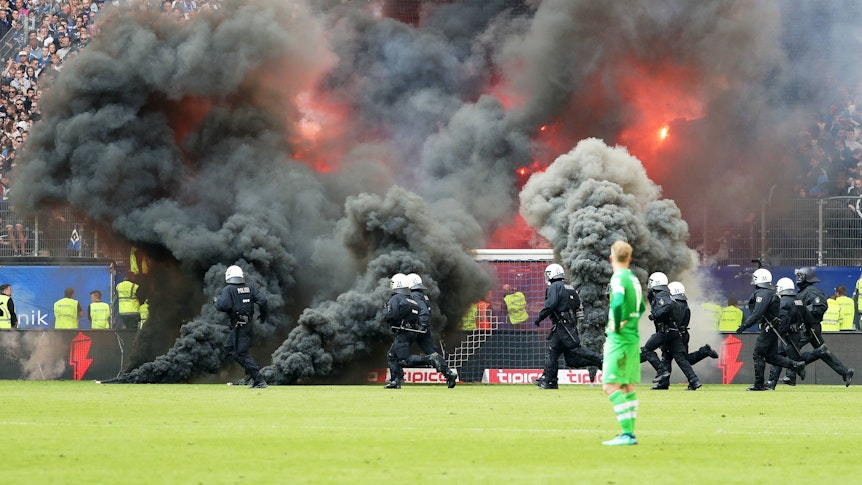 Ausschreitungen beim Spiel zwischen dem Hamburger SV und Borussia Mönchengladbach.