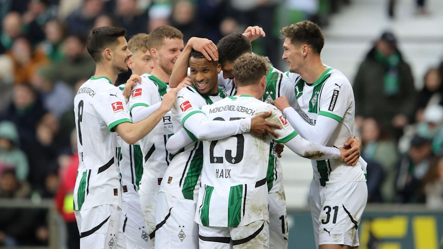 Spieler von Borussia Mönchengladbach jubeln im Weserstadion.