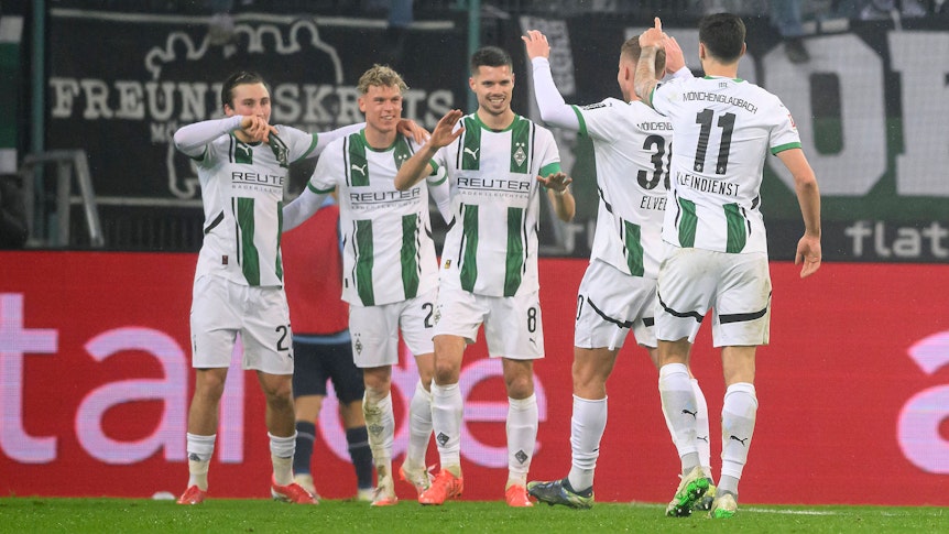 Von links nach rechts: Rocco Reitz, Robin Hack, Julian Weigl, Nico Elvedi, Tim Kleindienst klatschen sich ab.