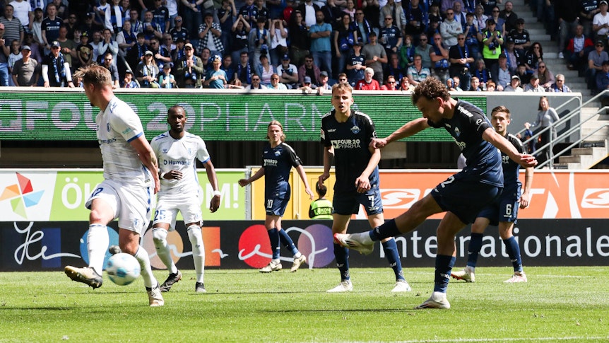 Aaron Zehnter vom SC Paderborn gegen Alexander Ahl Holmström vom 1. FC Magdeburg.