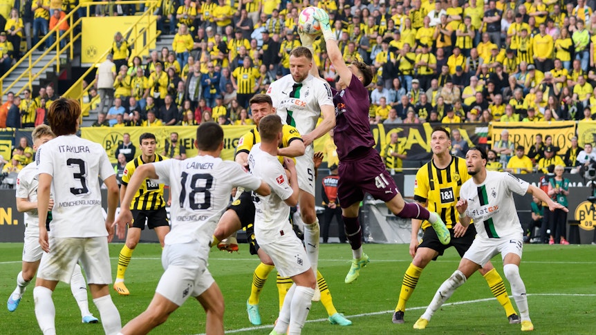 Jan Olschowsky fängt den Ball.
