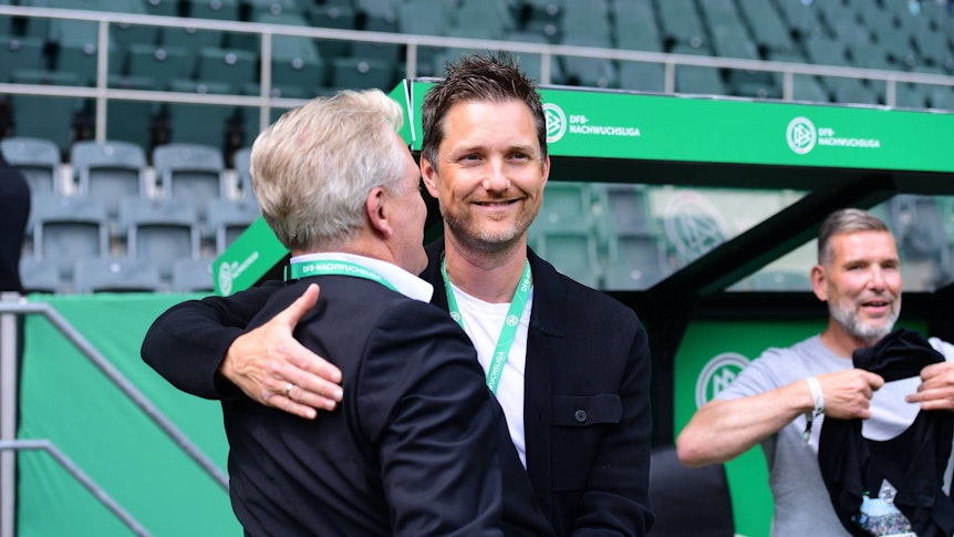 Stefan Stegemann gratuliert Mirko Sandmöller.
