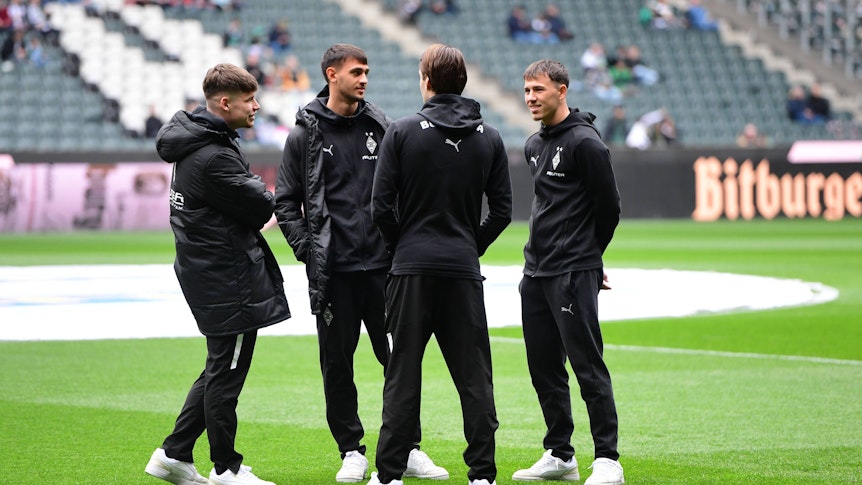 Spieler von Borussia Mönchengladbach in einem Gespräch.