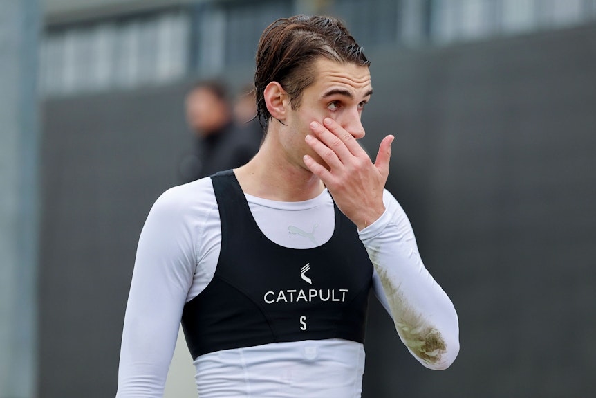 Florian Neuhaus ohne Trikot nach einem Testspiel.
