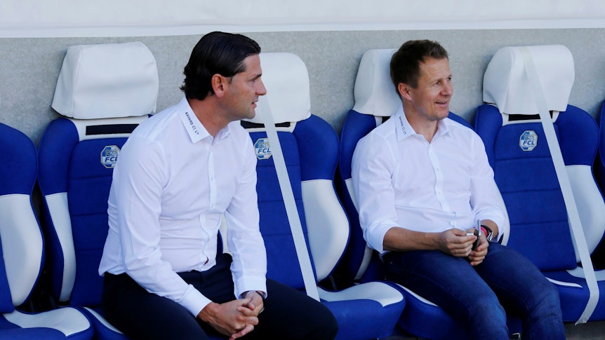 Gerardo Seoane sitzt auf der Ersatzbank neben Christoph Spycher.