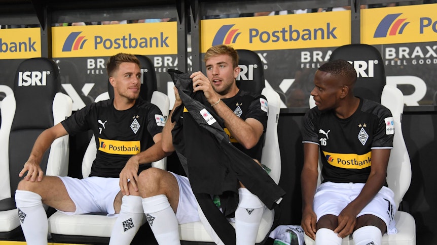 Ibrahima Traoré sitzt zwischen Patrick Herrmann und Christoph Kramer.