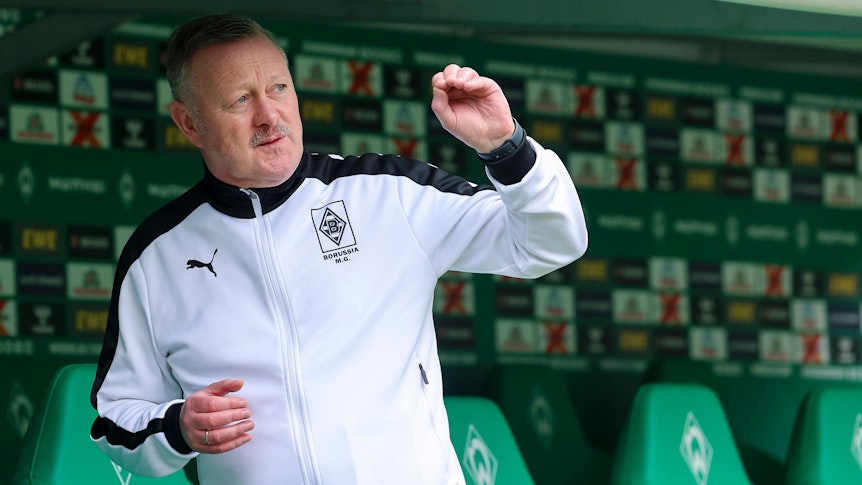 Gladbach-Boss Roland Virkus gestikuliert vor einem Spiel von Borussia Mönchengladbach.