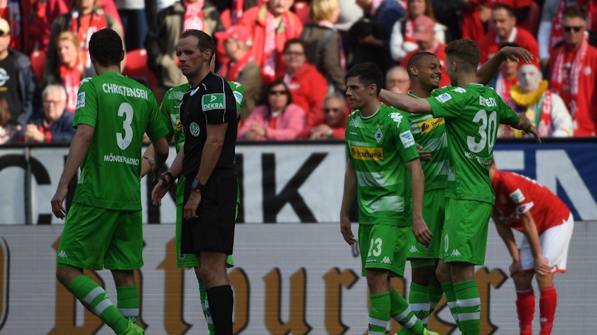 Spieler von Borussia Mönchengladbach bejubeln einen Treffer.