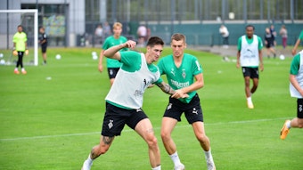 Tomas Cvancara und Oscar Fraulo bei einem Zweikampf im Training.