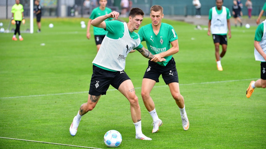 Tomas Cvancara und Oscar Fraulo bei einem Zweikampf im Training.