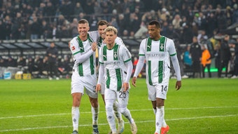 Mehrere Gladbach-Spieler feiern ein Tor zusammen.