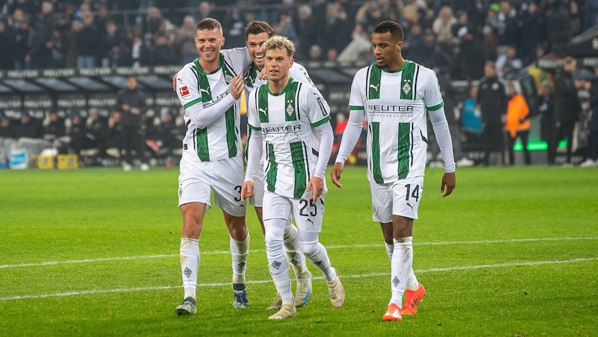 Mehrere Gladbach-Spieler feiern ein Tor zusammen.