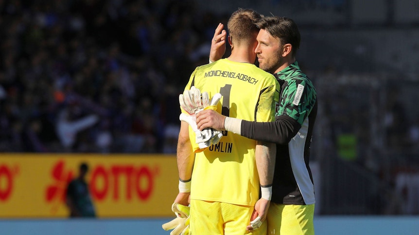 Tobias Sippel, hier mit Jonas Omlin von Borussia Mönchengladbach.