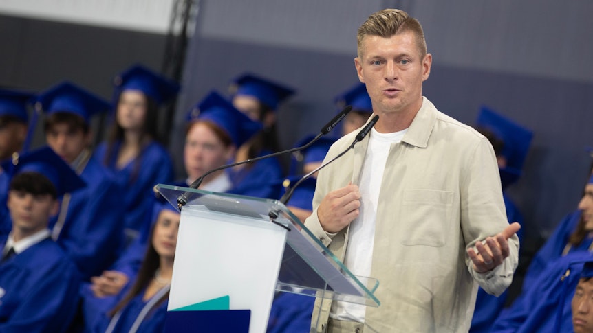 Toni Kroos bei einer Rede auf dem Podium.