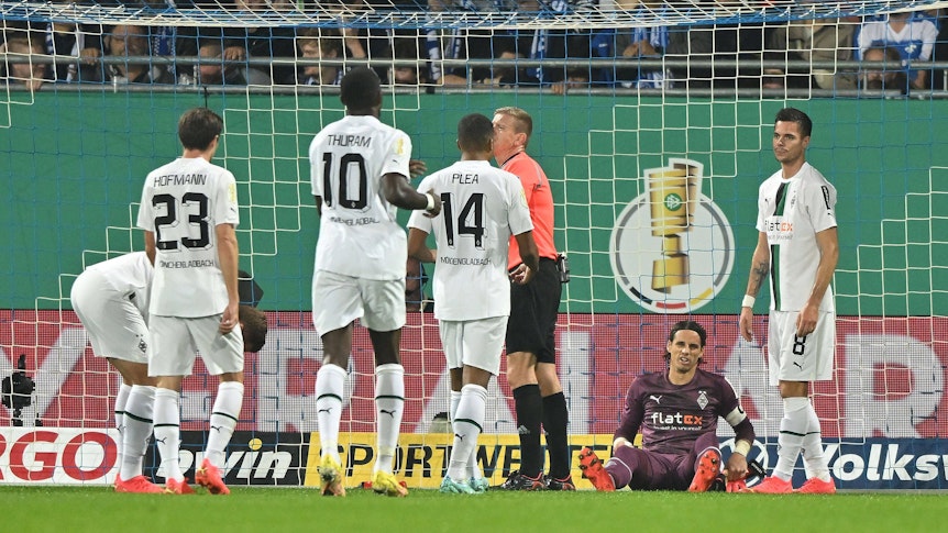 Die Spieler von Gladbach sind nach einem Gegentor enttäuscht.