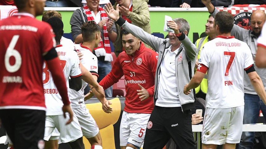 Kollektiver Jubel nach dem Tor zum 2:0 durch Florian Neuhaus (Düsseldorf), hier mit Trainer Friedhelm Funkel.