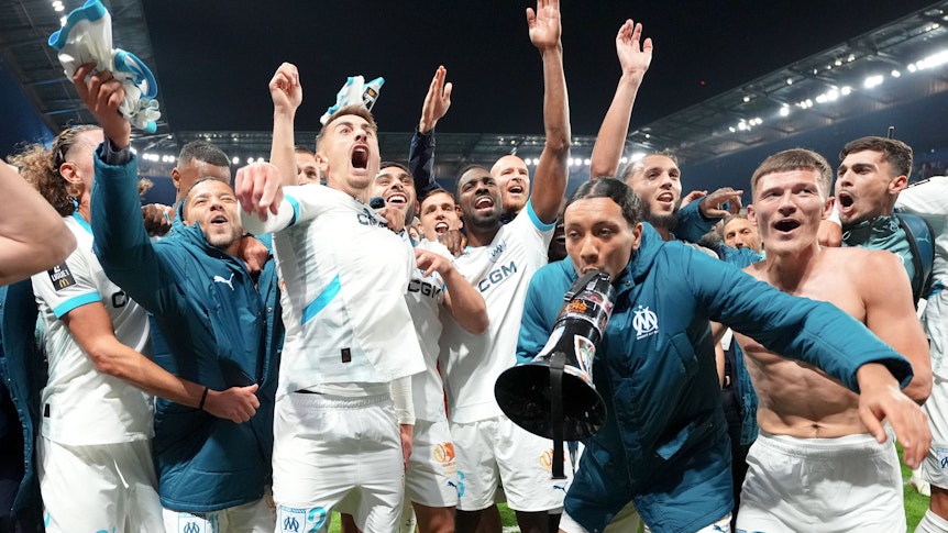 Spieler von Olympique Marseille feiern den Einzug in die Champions League.