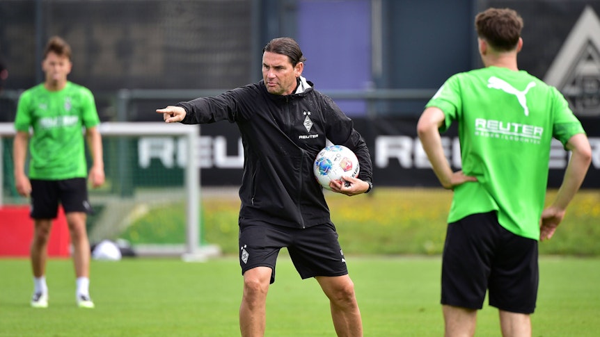 Gerardo Seoane gibt Handzeichen beim Training.