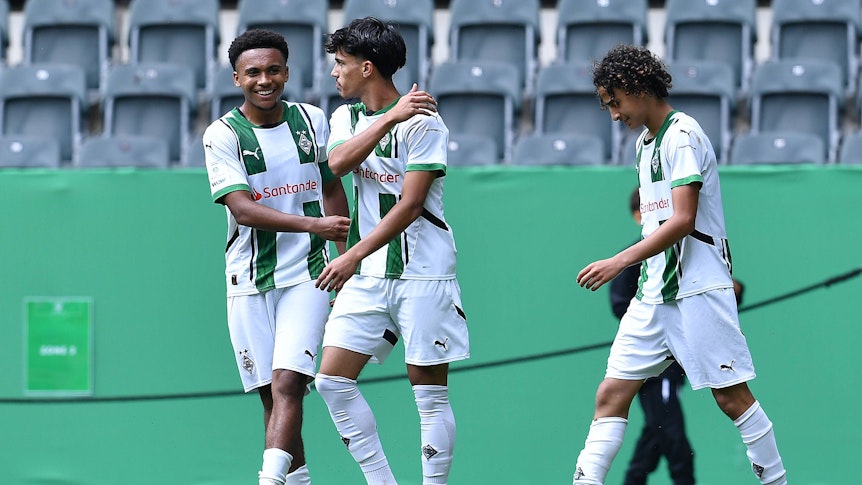 Talente von Borussia Mönchengladbach feiern einen Treffer im Finale um die U17-Meisterschaft gegen RB Leipzig am 15. Juni 2025.