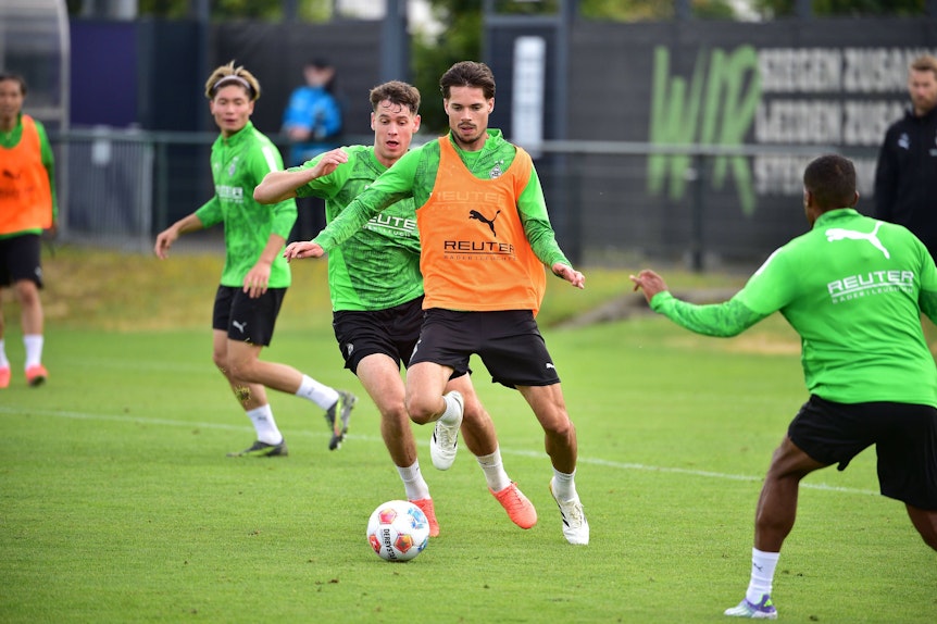 Julian Weigl am Ball im Borussia-Training.