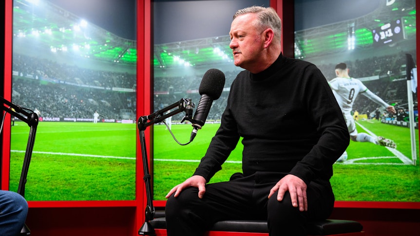 Roland Virkus bei einem Kicker-Gespräch.