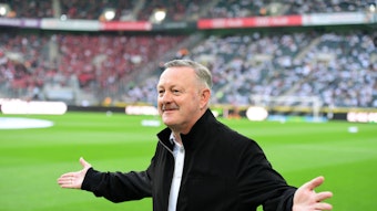 Roland Virkus streckt die Arme aus.