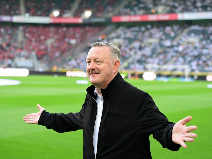 Roland Virkus streckt die Arme aus.