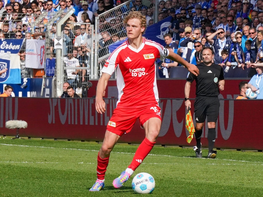 Tom Rothe dribbelt mit dem Ball am Fuß und schaut dabei nach oben.