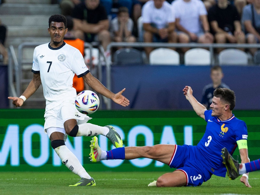 Quentin Merlin grätscht für Frankreich gegen Deutschland. Er trägt die Kapitänsbinde.