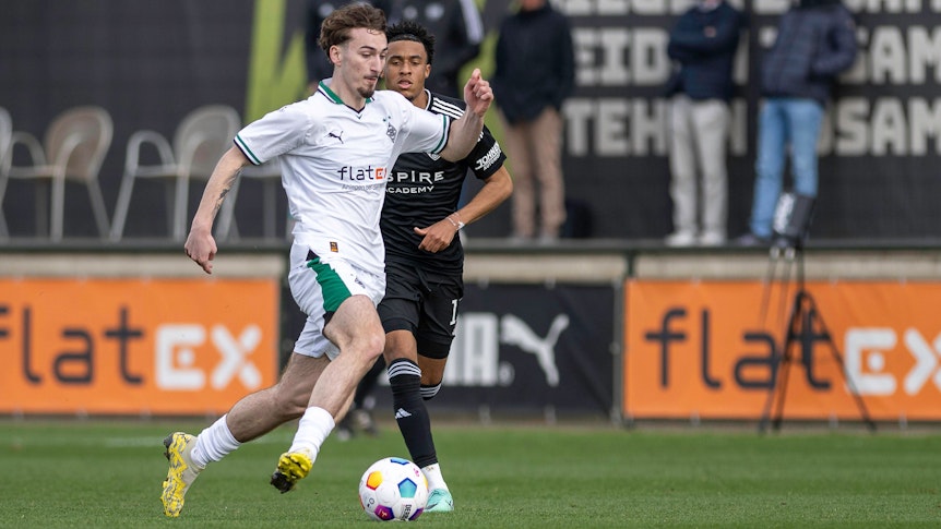 Tony Reitz bei einem Testspiel der Gladbach-Profis am Ball.