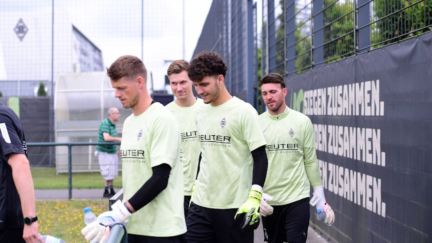 Tobi Sippel folgt den anderen Gladbach-Torhütern auf den Trainingsplatz.
