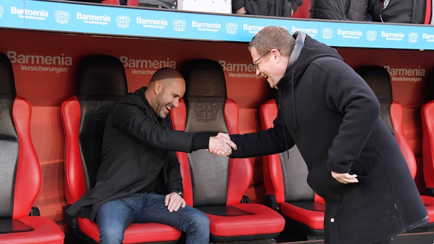 Peter Bosz und Max Eberl geben sich in der BayArena die Hand.