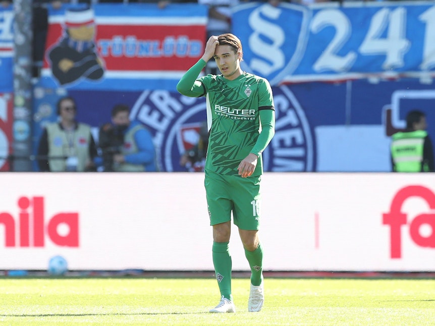 Flo Neuhaus fasst sich beim Borussia-Spiel in Kiel an den Kopf.