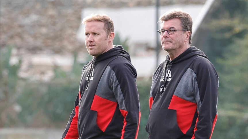 Olaf Rebbe und Dieter Hecking stehen nebeneinander auf dem Trainingsplatz.