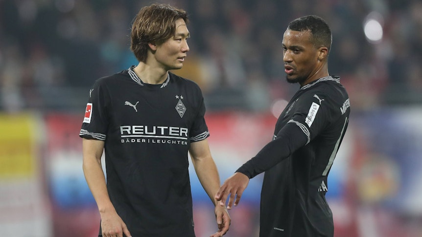 Ko Itakura und Alassane Plea (r.) unterhalten sich während des Spiels.