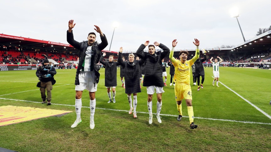 Die Borussia-Spieler feiern vor dem Auswärtsblock in Heidenheim.