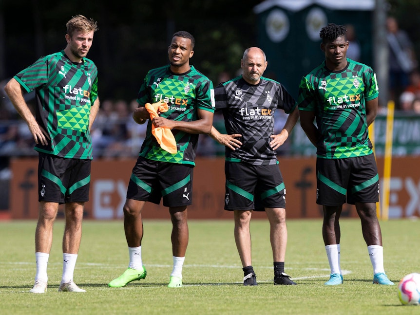 Christoph Kramer, Alassane Plea und Breel Embolo stehen neben Oliver Neuville.