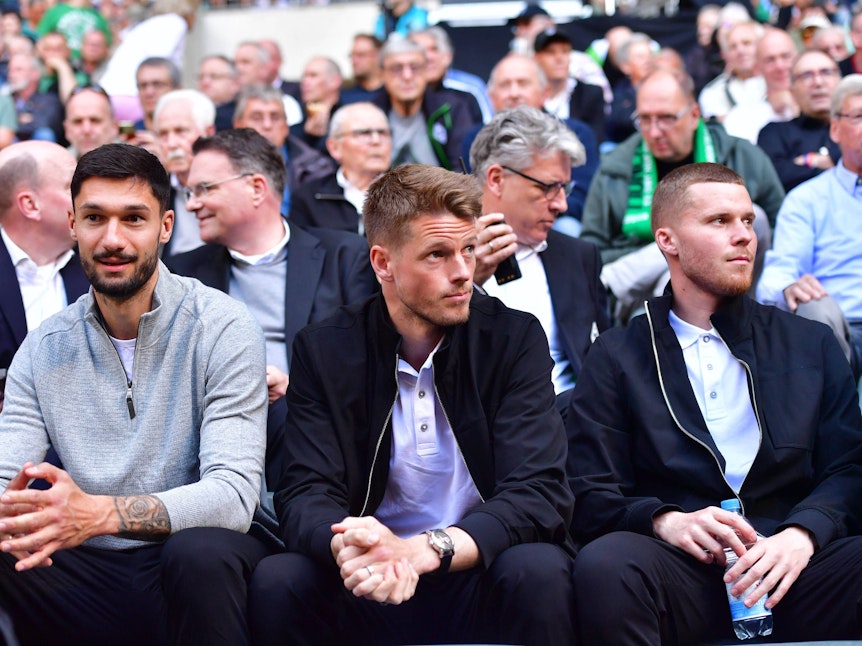 Nico Elvedi sitzt neben Jonas Omlin und Tim Kleindienst.