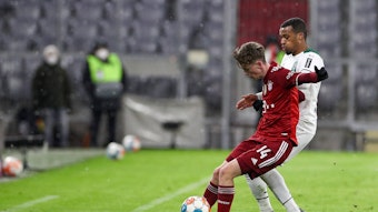 Alassane Plea im Zweikampf mit Paul Wanner.
