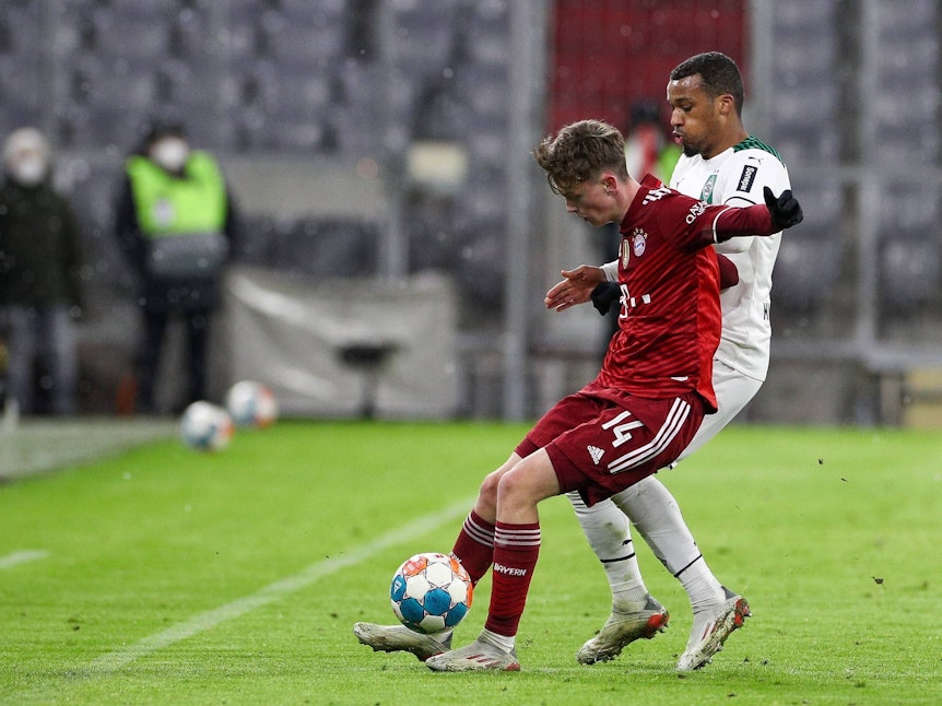 Alassane Plea im Zweikampf mit Paul Wanner.