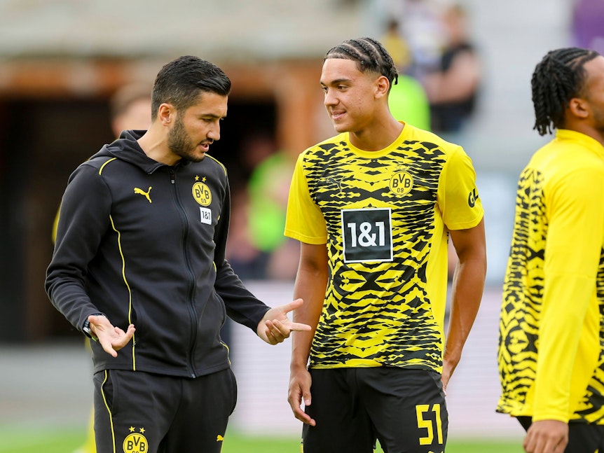 Nuri Sahin spricht im Training mit Tyler Meiser.