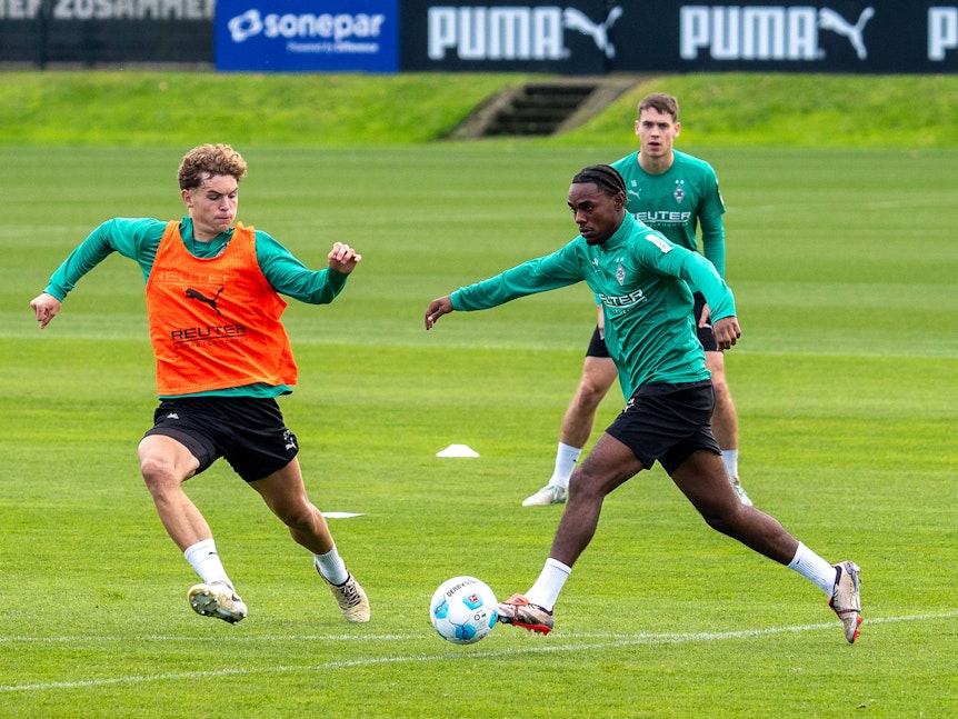 Jonathan Foss versucht, einen Ball im Gladbach-Training zu erobern.