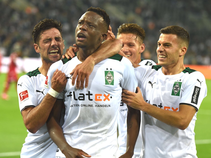 Denis Zakaria, Laszlo Bénes, Lars Stindl und Hannes Wolf bejubeln einen Gladbach-Treffer.