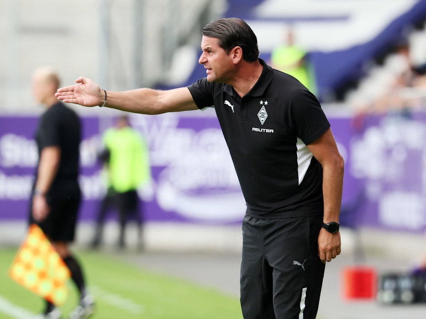 Gerardo Seoane gibt beim Gladbach-Testspiel in Aue Anweisungen.