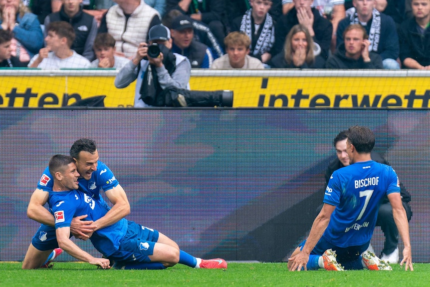 Andrej Kramaric wird von Haris Tabakovic umarmt.